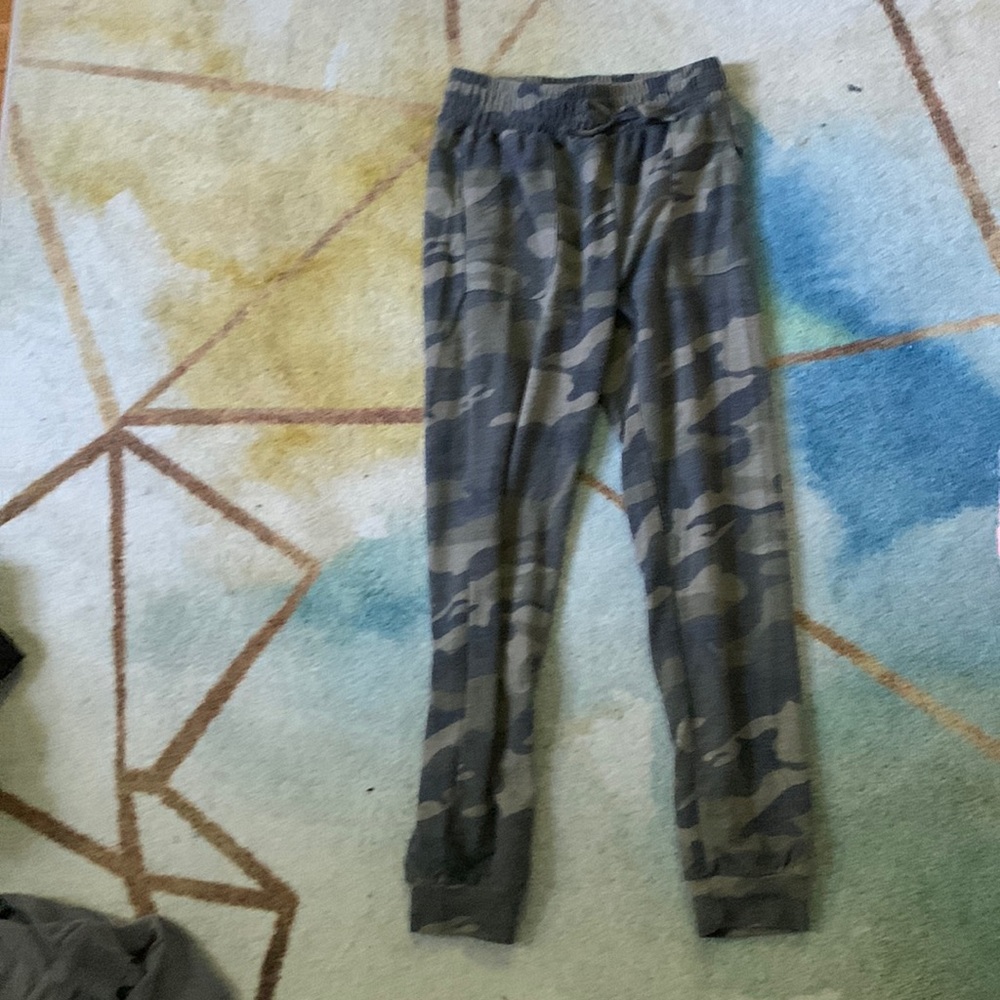 Crown of hearts, kids medium, camo joggers